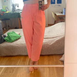 Retro Manchester byxor  - Roliga retrobyxor som du kommer sticka ut i! De sitter svinsnygg på mig som är en 38ish. Passar både i midja & rumpa. Väldigt svårt att få med färgen men de är en klar & poppig färg. Skriv om du vill ha fler bilder eller undrar något annat! 