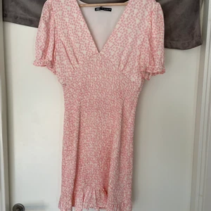 ZARA klänning - strl L - Köpt under graviditet så visste inte om den skulle passa efteråt, vilket den inte gjorde.  Därav aldrig använd. 