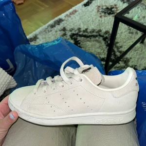 Adidas stan Smith  - Använda en gång, så fina men kommer ej till användning 