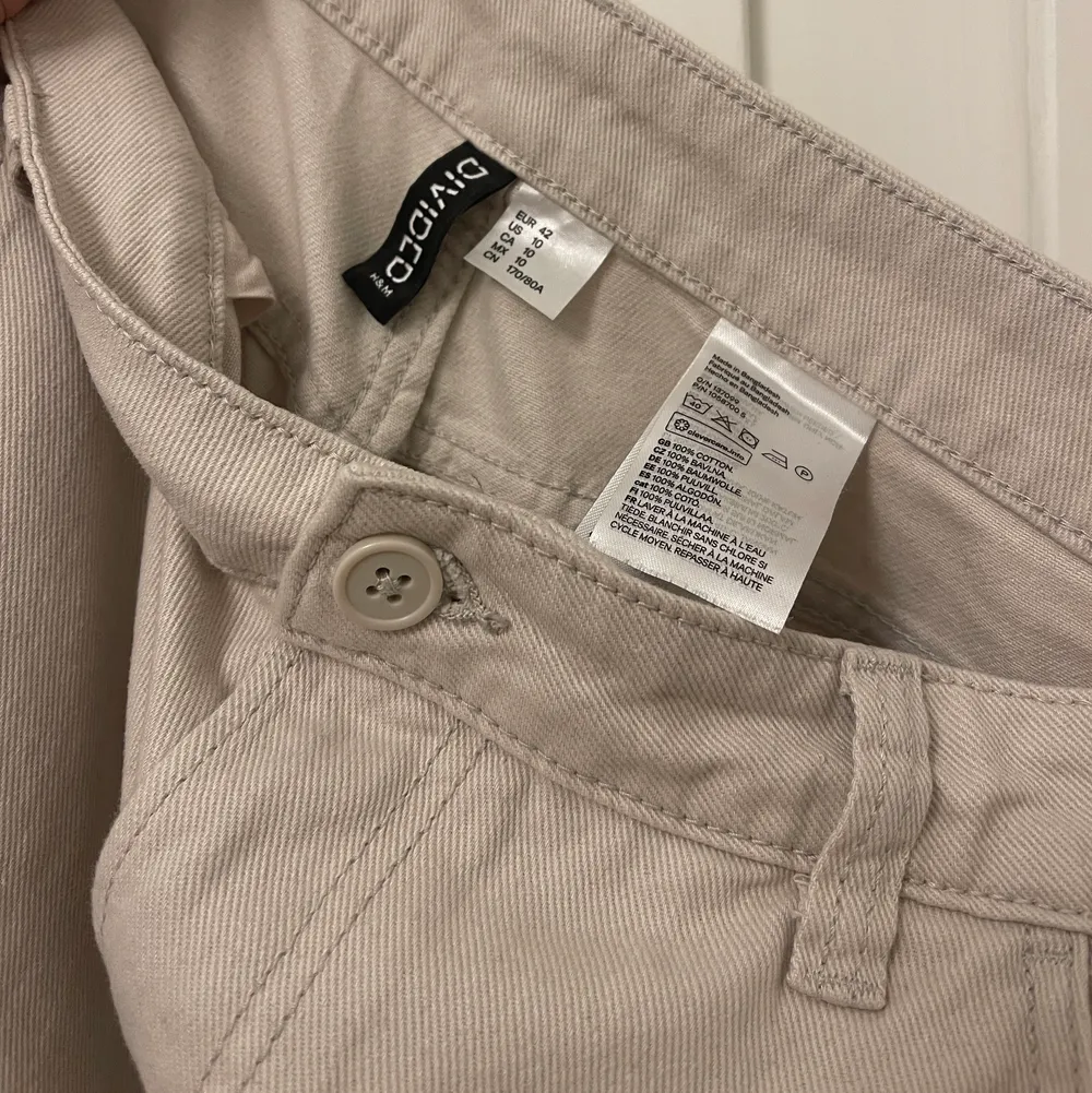 Beiga cargo byxor i storlek 42 från H&M! Använda vid två tillfällen, fint skick!. Jeans & Byxor.
