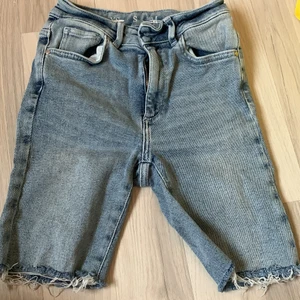 Shorts - Avklippta jeans från bikbok