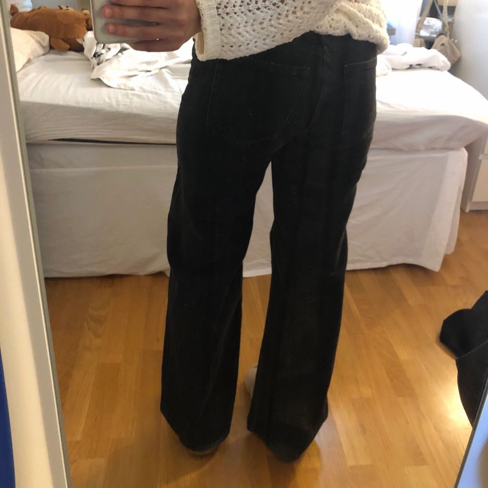 Urläckra svarta raka jeans! Köpta på monki, klippte hålet på ena sidan själv för att göra de mer unika. Säljs då de är för små 😅 Jättebra skick och de sitter fint, speciellt vid midjan och där bak 😏. Jeans & Byxor.