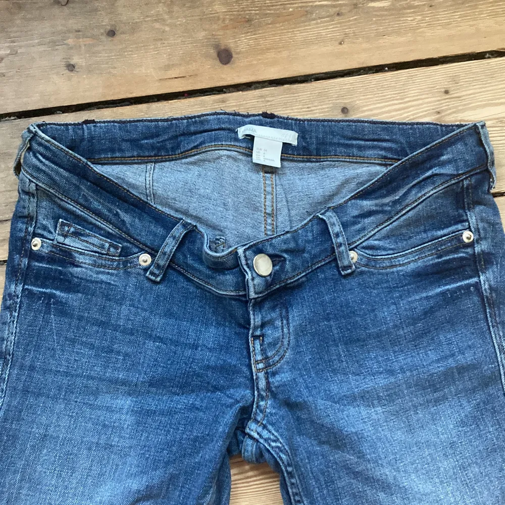 Lågmidjade jeans från HM! Obs de är ”mamma jeans” vilket innebär att de inte har en dragkedja (därav priset) men de funkar jättebra ändå, midja 79, innerbenslängd 78:). Jeans & Byxor.