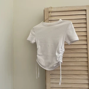 Vit Tröja! - Har knappt använt denna tröja men den har knyten på sidan 👌🏼