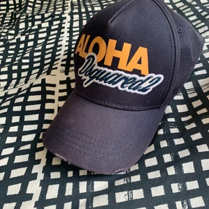 Dsquared2 keps - En blå Dsquared2 keps köpt i D2 affär i Italien. Väldigt fint skick och kvitto finns!