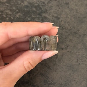 Ring - Oanvända ring av plast. Väldigt snygg men tyvärr för stor för mig. Cirka 17-18 mm i diametern. Frakt på 13kr betalas av köparen💓