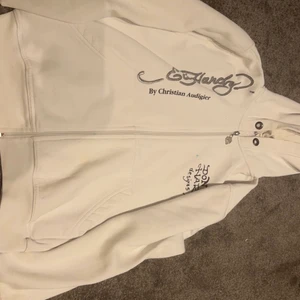 Hoodie me diamanter  - Säljer denna jätte fina vita hoodie me diamanter 