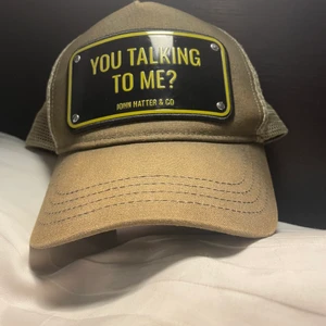 John hatter keps.  - John hatter keps som är i gott skick då den bara används ett år få gånger på fronten är kepsen lite vit men det är inget man stör sig på