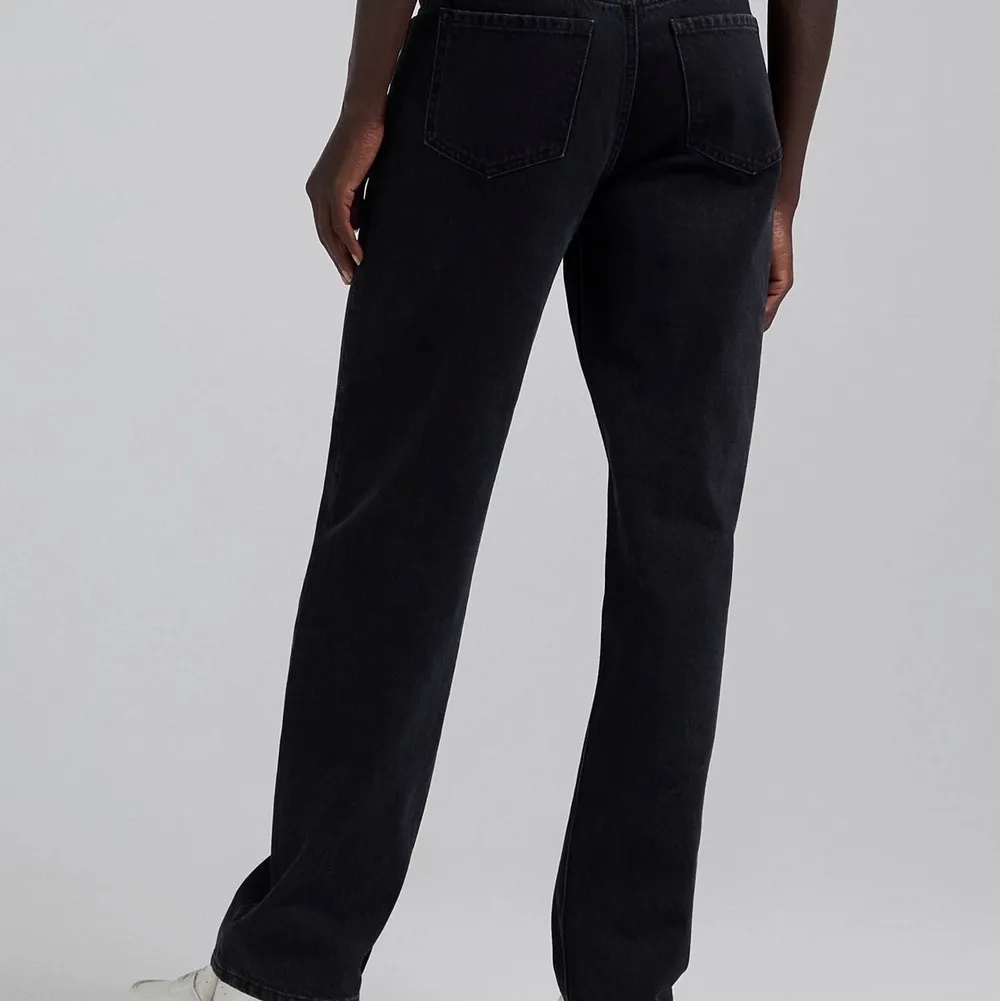 Ett par lågmidjade snygga jeans, helt oanvända med lappar kvar. Sitter snyggt och löst och är långa i benen. Jeans & Byxor.