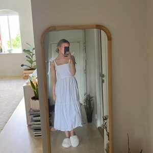 Söt klänning  - Klänning med knyten från stradivarius. Endast använd en gång så i nyskick. Frakt tillkommer på 66kr 💛