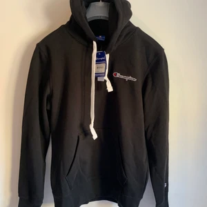 Champion hoodie svart - Helt ny champion hoodie i storlek S. Lappen sitter fortfarande kvar.