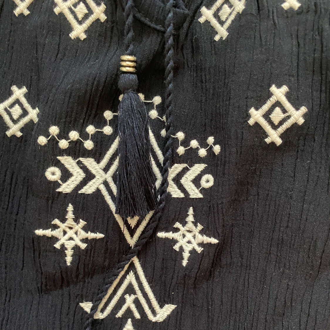 Mörkblå blus med vita broderier  - 90