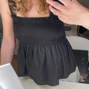 Topp - Svart fin topp köpt från lindex men märke vintage stories, justerbara band (kolla bild 3) Spårbarfrakt kostar 51kr, vanlig frakt 45kr