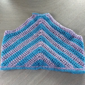 Virkad topp - Perfekt topp till sommaren! Virkas på beställning och går att få i alla färger och storlekar. Du väljer själv färg och mönster, den går även att få i andra material om man vill. Fler bildes kan fås vid intresse💕