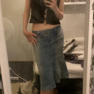 Medellång jeanskjol - miss sixty - Jättefin retro jeanskjol från miss sixty, inga fickor samt stilblekt. bär oftast storlek S-M i underdelar och denna passar mig, den är även stretchig. Kontakta om du är intresserad eller har övriga frågor, besvarar gärna dem❤️