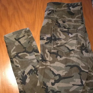 Lågmidjade camouflage jeans stl XS - Använda, men i bra skick! <3