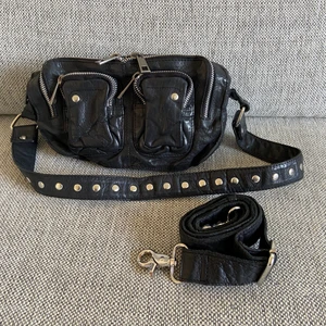 Nunoo väska - Säljer min nunoo-väska i svart skinn, inköpt för ca 1200kr.   Skick: väldigt bra, använt skick Mått: ca 22 cm  Väskan är väldigt rymlig för sin storlek och har två stora och två mindre fack för att hålla det organiserat. 