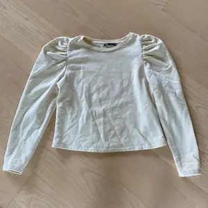 Ljusbeige tröja från Zara! Den har lite puffärmar men är annars som en mjukare sweatshirt i materialet, och supermysig inuti. Är storlek m men skulle snarare säga att den sitter bäst på en s!