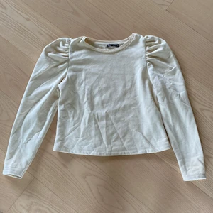 Zara tröja med puffärm - Ljusbeige tröja från Zara! Den har lite puffärmar men är annars som en mjukare sweatshirt i materialet, och supermysig inuti. Är storlek m men skulle snarare säga att den sitter bäst på en s!