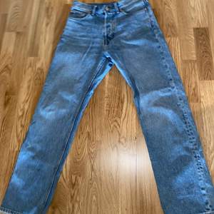 Sköna SPACE jeans från weekday i bra skick. säljer för dom kommer int till användning längre. Köpare står för frakt, skriv om det finns frågor.