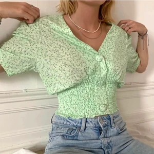 Grön topp - Jättefin grön topp från Gina Tricot! Köpt förra året men endast använd ett fåtal gånger. Köparen står för frakt!💖💖