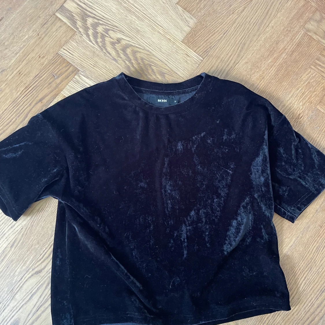 Svart sammet t-shirt