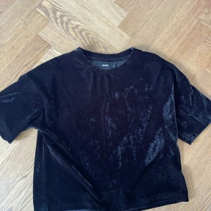 Svart sammet t-shirt - Svart sammet t-shirt i fint skick