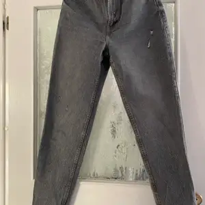 Ett par sköna mom jeans i grått jeanstyg. Stlk 36 från Bershka. Använda en gång och tvättade en gång.