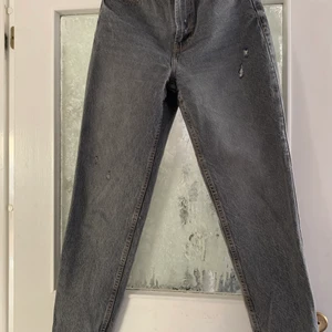 Mom jeans grå - Ett par sköna mom jeans i grått jeanstyg. Stlk 36 från Bershka. Använda en gång och tvättade en gång.