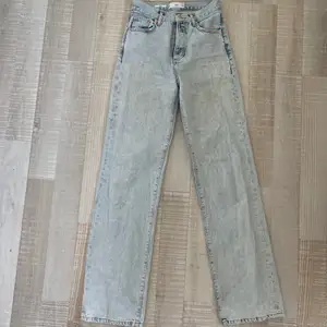 Ljusblå jeans från mango i modellen kaia, i storlek 34. Långa i modellen. Straight leg. Bra skick.
