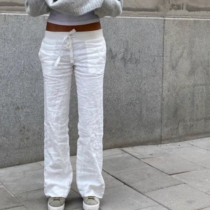 Lågmidjade linnebyxor - Intressekoll på mina lågmidjade linnebyxor av Lova Widerberg i storlek S. Byxorna är helt oanvända, inte ens uttagna ur plastpåsen. Buda från 550kr💓 Skriv för fler bilder!