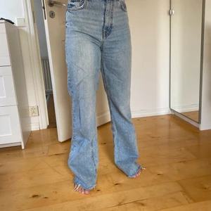 Jeans från Zara - Säljer ett par högmidjade lose fit jeans från Zara (the 90’s full length) i storlek 34