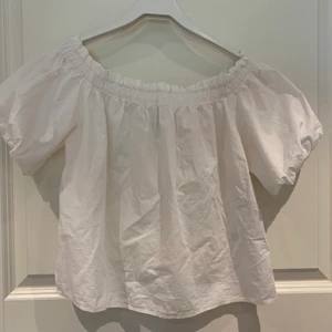 Vit blus  - Vit blus från hm divided, bra skick, perfekt till sommaren 