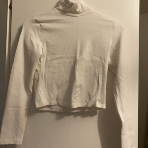 Tröja från NLY TREND Strl M - Vit långärmad tröja från NLY TREND i Strl M. Säljer även en likadan i svart. Endast använd en gång, säljer då det inte riktigt är min stil. 