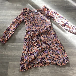 Klänning  - Storlek 140. Endast använd 2 ggr, i nyskick! Kommer givetvis från rök- och djurfritt hem.