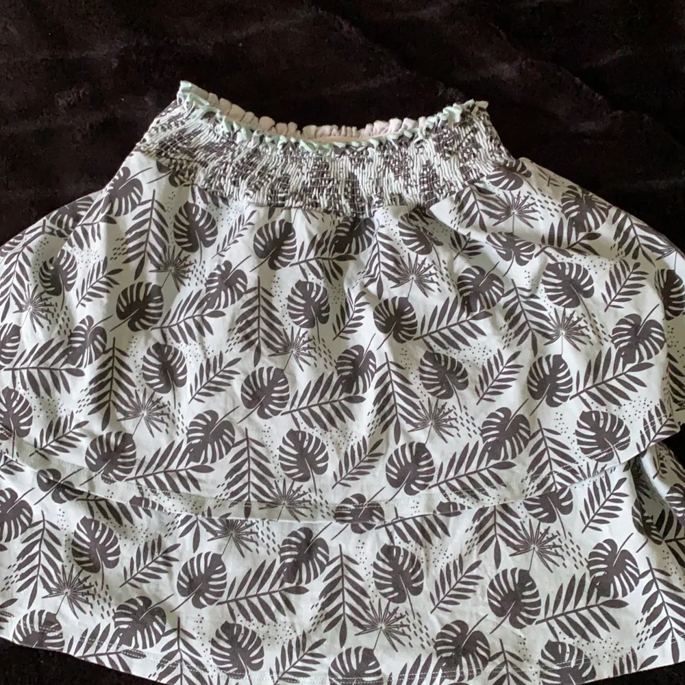 En kjol från gekås (xoxo & friends ) med växter på.. bra skick och fin till sommaren. Kjolar.