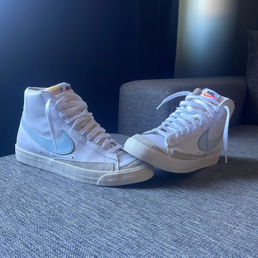 Säljer mina Nike blazer light blue, eftersom att jag inte använder dem längre. Köpte dem för ungefär 2 år sedan och har endats använt ett fåtal gånger därav mycket bra skick! Uppskattat har jag använt dem 2-3 gånger.  Nypris: 1150kr . Skor.