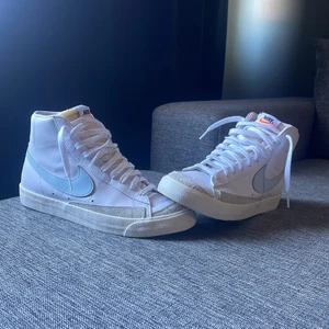Nike Blazer - Säljer mina Nike blazer light blue, eftersom att jag inte använder dem längre. Köpte dem för ungefär 2 år sedan och har endats använt ett fåtal gånger därav mycket bra skick! Uppskattat har jag använt dem 2-3 gånger.  Nypris: 1150kr 