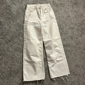 Vita jeans  - Vita jeans från nakd. Aldrig använda, storlek 34.