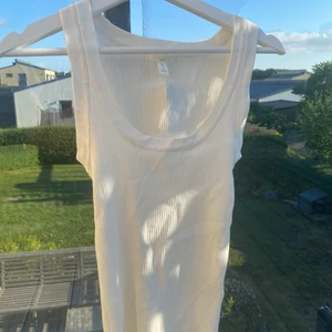 Vitt linne från h&m - Superfint vitt U-ringat linne från hm i storlek xs! Helt nytt med lappen kvar! köpt för 129 säljer endast för 20kr +frakt! Köparen står för frakt:)