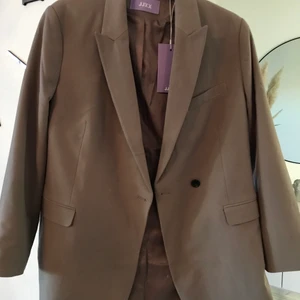 JJXX Kavaj strl L  - Brun kavaj strl L från märket JJXX. Helt ny med prislapp kvar. Sitter som en oversized strl S. 