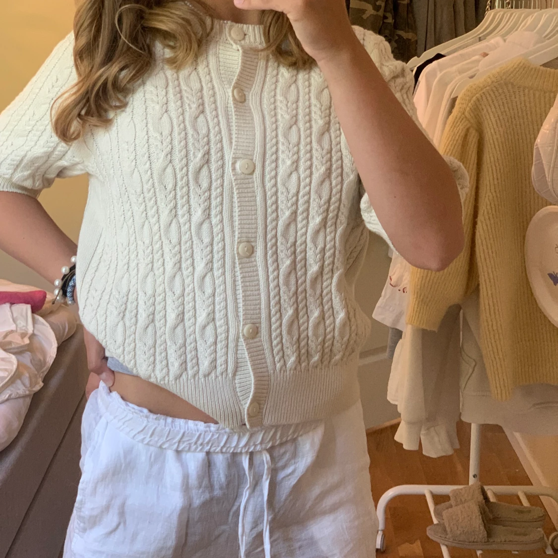 Stickad beige/vit tröja från Lindex