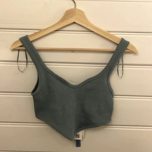 ZARA top - Supersöt topp från Zara som inte kommit till användning. Toppen är i en fin blågrön färg och är i ett ribbat och stretchigt material 💙💚  Skriva gärna till mig om ni vill ha flera bilder eller om ni undrar något!! <3