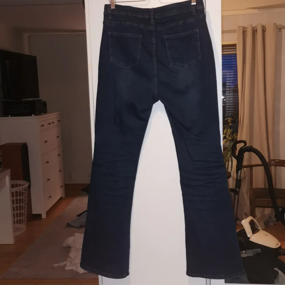 Dessa jeansen från shein är i storlek L men det är väldigt strechiga så om man har XL i jeans så kan man ha dom här. Hör av dig ifall du är intresserad eller har några frågor. . Jeans & Byxor.