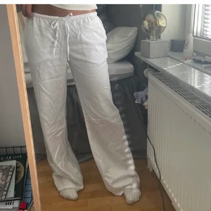 Linnebyxor - Säljer mina helt oanvända linnebyxor från HM i storlek S. Sista bilden är från hemsidan. Om många är intresserade blir det budgivning😃 (jag är 165 cm lång och innervenslängden är 78) KÖP DIREKT FÖR 600