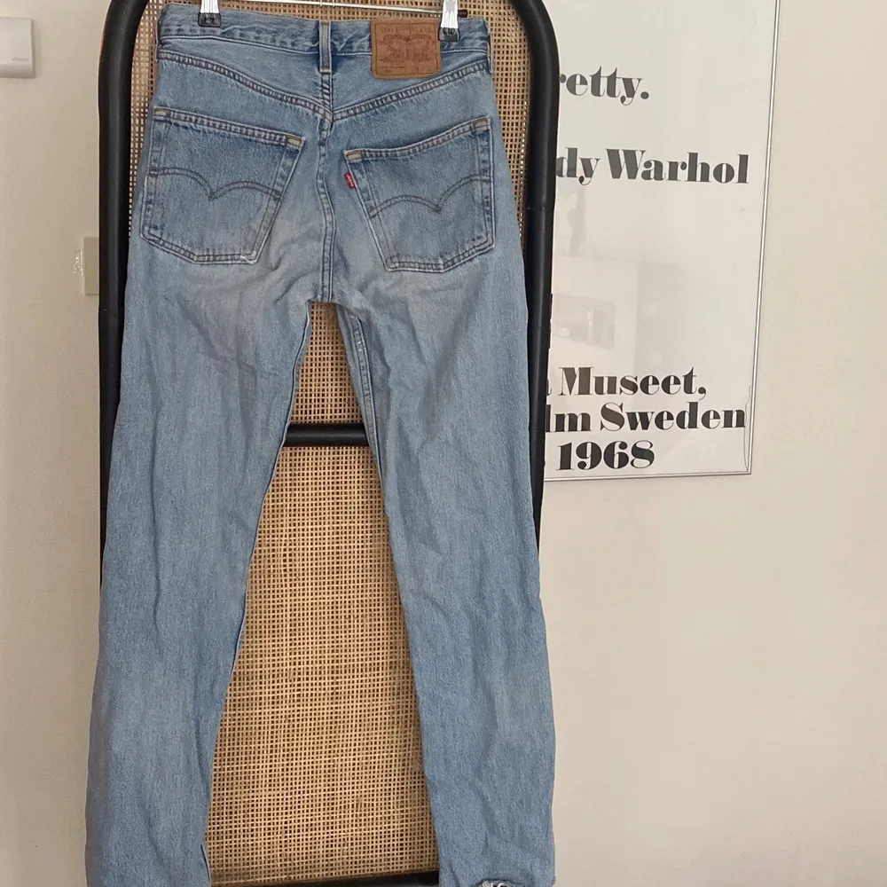 De perfekta jeansen som passar till allt i vintagemodellen- Levis 501 ✨ insydda hos skräddare ca 2 cm och avklippa vid benen, se bild. Lätt att lämna in eller sprätta upp och fixa själv om man vill återställa benen till original. Vintage W 30. Jeans & Byxor.