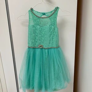 Festklänning  - Jättefin festklänning till barn i mycket bra skick. Storleken är ungefär 8 år:) köpt för 750 kr. 