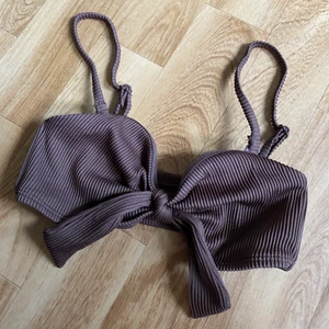 Brun bikini överdel  - Brun bikini överdel från Bik Bok som tyvärr är lite för liten för mig :-( därav säljer jag den! Nypris ca 200kr!!