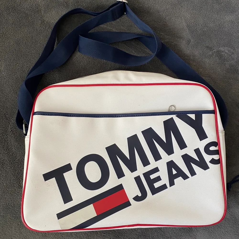 En brevväska från Tommy hilfiger i topp skick. Knappt använd och köpt i butik i London. Kommer tillsammans med en dustbag. Går att hämta eller postar.. Väskor.