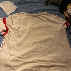 Vit och röd t-shirt  - En t-shirt köpt på new yorker. Använd max 3 gånger 